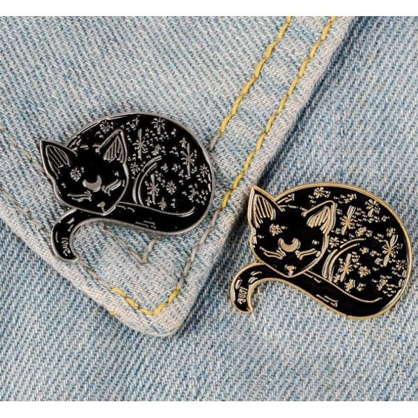 寝る猫のピンバッジ2種 シルバー＆ゴールド エキゾチックな柄が個性的 ピンブローチ ピンバッチ