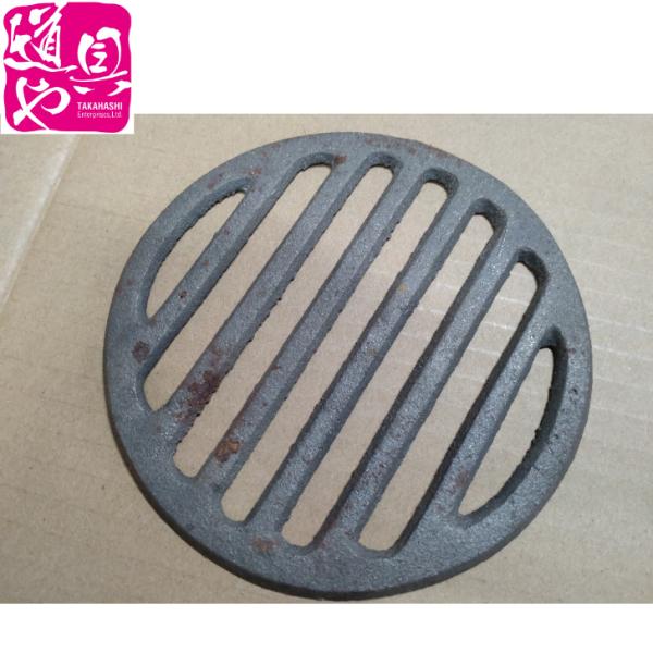 鋳物 丸ロストル 約13,5センチ（厚み約4ミリ） ***新品。昔からの古い在庫になりますので、錆はあります。製品としましては、丈夫な鋳物製ですので、しっかり使えると思います。