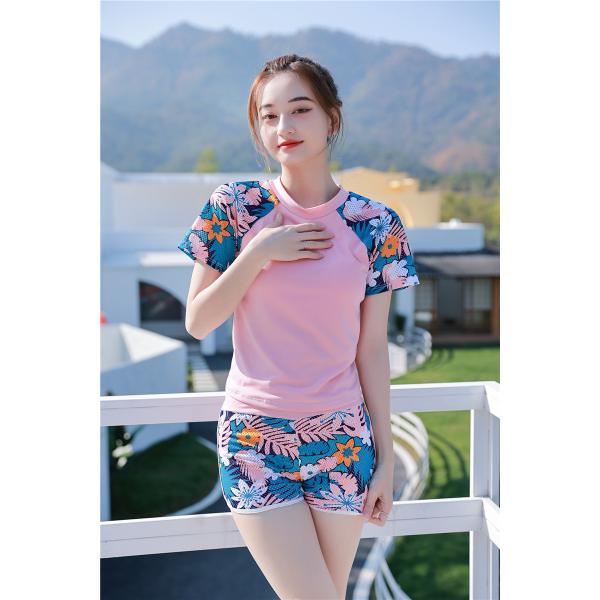 伸縮性があり、柔らかくて軽い素材で作られています。そのため、動きやすく、着心地も良いです。トップスは半袖のラッシュガードタイプで、シャツのようなデザインです。お腹周りもすっぽり隠せるので、安心です。ボトムスはショートパンツスタイルで、メッシ...