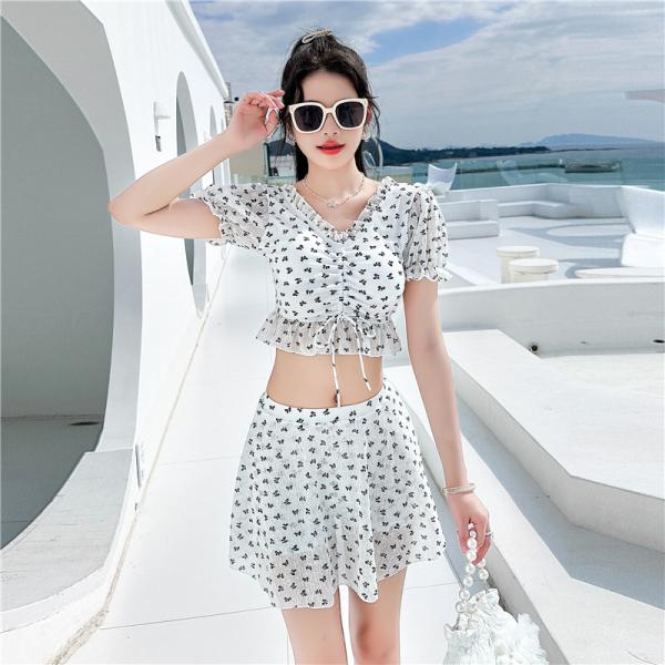 夏に向けて新作のフリルタンキニ二点セットが入荷しました！ビスチェ風のブラトップスが露出を抑えてくれます。キュートなフリルデザインがポイントで、ショート丈のトップスと組み合わせるとスタイルアップ効果も抜群です！さらりとしたシンプルなシルエット...