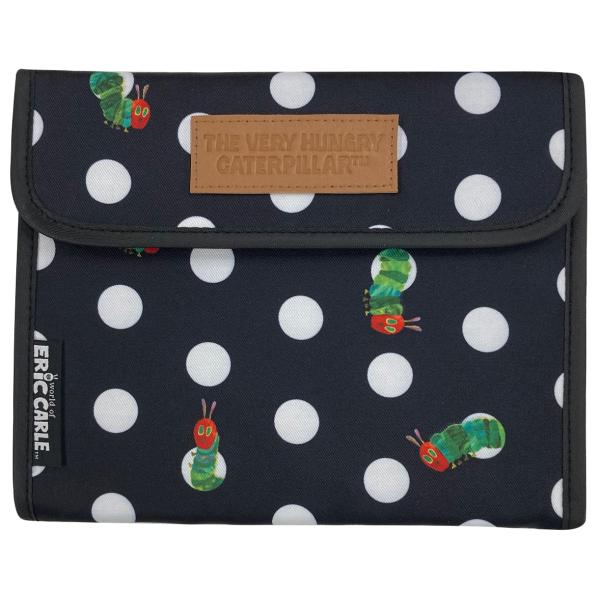 ★母子手帳やよく使う小物類がたっぷりコンパクトに収納できます★面ファスナー開閉タイプです。★サイズ約/22.5cmｘ18cm×厚み1.5cm(2つ折り時)※母子手帳目安サイズ約13×18cm★素材/ポリエステル、ポリウレタン、ナイロン