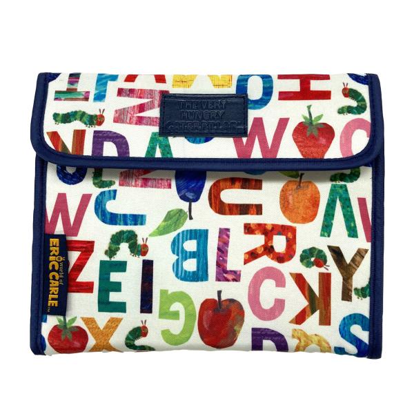 ★母子手帳やよく使う小物類がたっぷりコンパクトに収納できます★面ファスナー開閉タイプです。★サイズ約/22.5cmｘ18cm×厚み1.5cm(2つ折り時)※母子手帳目安サイズ約13×18cm★素材/ポリエステル、ポリウレタン、ナイロン