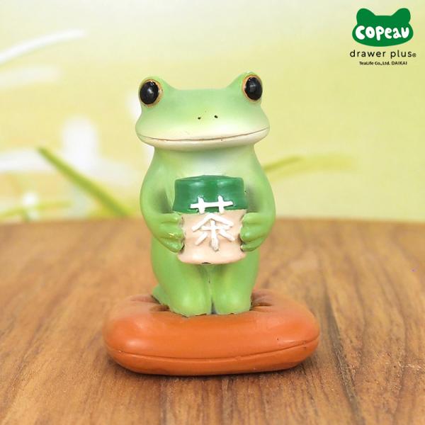 商品名:【622538】コポー ホッとお茶を飲むカエルサイズ:3.5×3.2×4.5cm（幅×奥行×高さ）素材:ポリレジンご注意事項:●一つ一つ職人さんが手作業で作成しているため、多少の歪みやザラつき、塗装の色むらや剥げ等ある場合がございま...