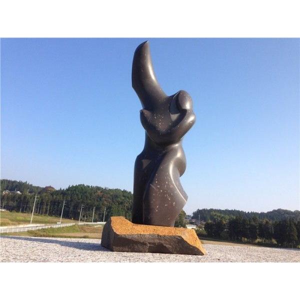 作品名「麦を篩う女」 大場正人制作の宮城県産伊達冠石の抽象彫刻 高さ