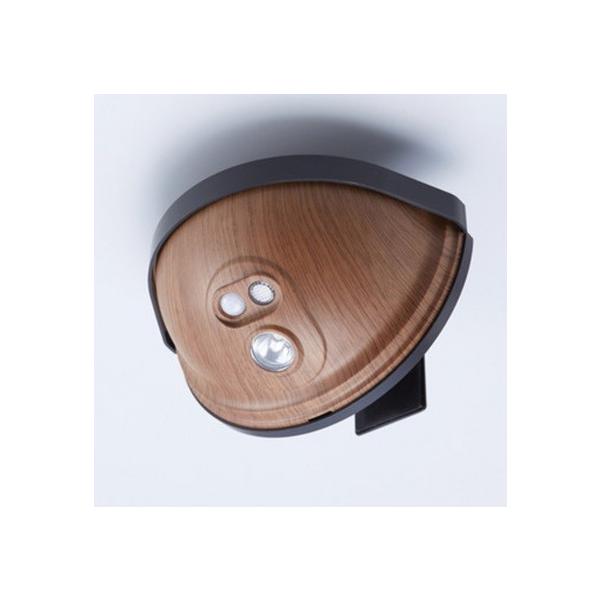 ドアに挟み込むだけで取付け可能。暗くなって人が近付くと自動的点灯するLEDセンサーライトです。スイッチでON/OFF/AUTOのモードを切り替えます。AUTOでセンサーモードとなり、周囲の明るさが約５ルクス以下の時、動く人体等の熱の変化を感...