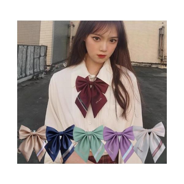 制服に合わせやすいスタンダードなリボンデザインです。サイドのホックで着脱ができるので着用毎に結ばなくてもつけられます。首後ろはゴム紐仕様です。大きすぎない適度なサイズ感で、どんなシャツにも合わせやすいです。※発送上の状態によって商品がシワに...