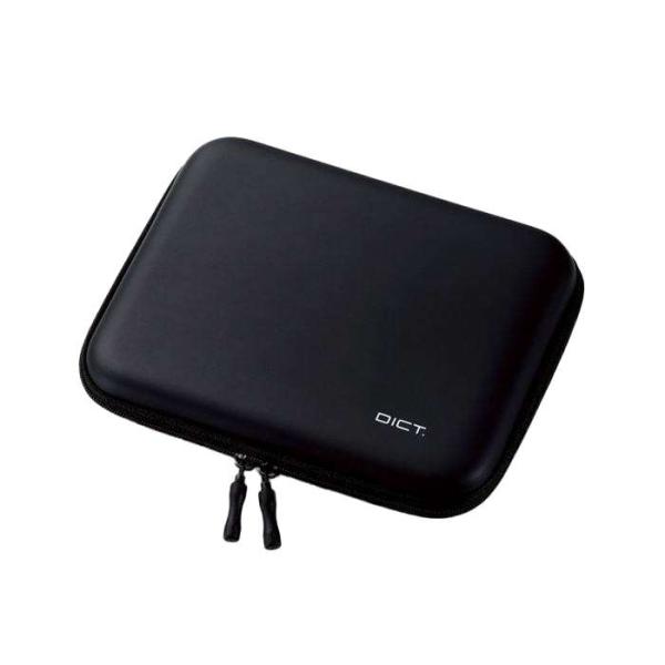 電子辞書ケース。音声機能付き電子辞書に最適な、イヤホンを収納できるEVA素材セミハードタイプの電子辞書ケースです。イヤホンを本体に装着したまま収納できるポケットが付いています。左右2ヶ所のコードホールで、どちらにイヤホンが付いていても収納可...