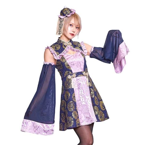 柄生地の組み合わせが高級感を漂わせる豪華なデザイン。髪型を邪魔しないミニハットには、クリップピンが付いています。透け感のあるシフォン生地の付け袖がポイント。オリジナルデザインが個性的なキョンシーです。