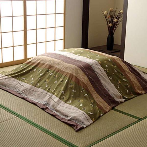 こたつカバー。サイズは約215ｘ255cm。カラーは、グリーン（4956642521761：5097279）、ローズ（4956642521792：5097379）、です。明るいうさぎ柄のファスナー付きコタツ掛けカバーです。洗濯機で洗えるので...