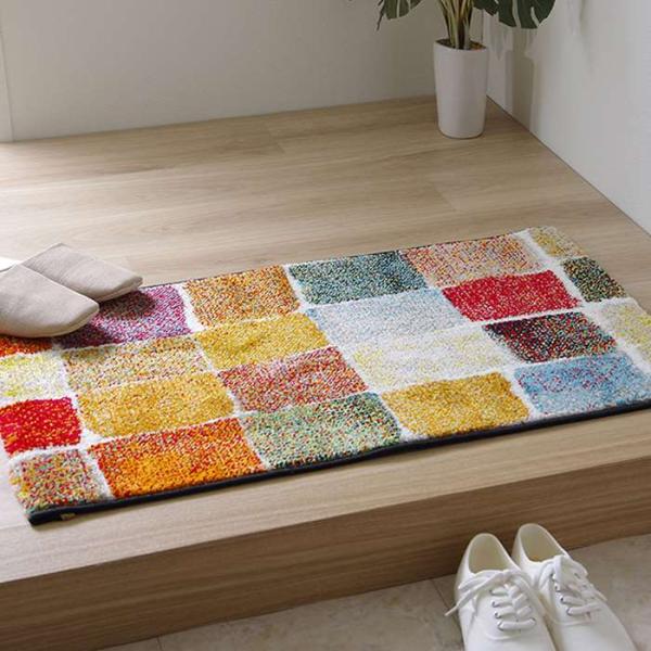 ウィルトン織りの玄関マットです。ラグでも人気の柄です。ウィルトン織りは非常に耐久性の高い織物です。家の中でも靴を履いて生活するヨーロッパで、土足で扱うことを前提として作られておりますので、長時間踏みつけてもヘタリにくく、弾力性もあり長くご使...