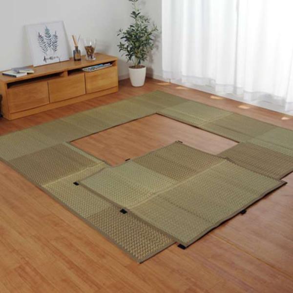 すっきりとした市松柄の堀炬燵対応のい草カーペットです。くり抜き部分と外側部分の裏には連結用のマジックテープ付きですので、堀炬燵を使用しない場合も通常のラグカーペットとしてご使用頂けます。い草には空気の自然浄化作用、湿度の調節作用などがありま...