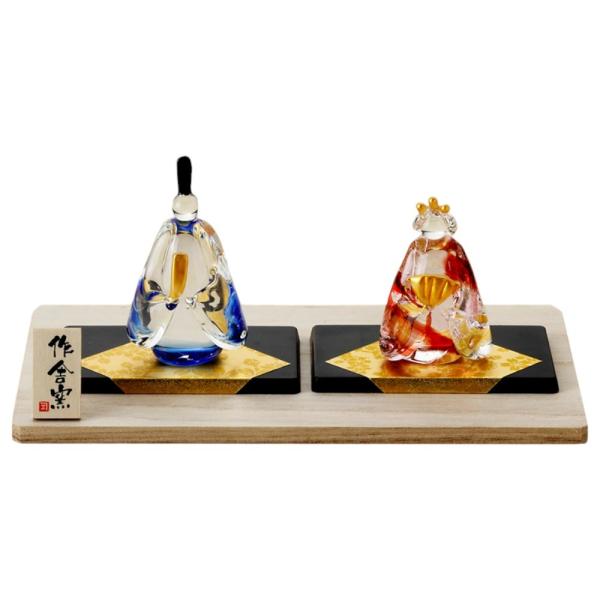 ガラスの雛人形です。シンプルだけれど品があり輝きがあります。子ども用よりも大人向けなひな人形ですね。少しのスペースにちょっと飾りたいという方に特にお勧めです。ご自宅用にはもちろん、贈り物にしても喜ばれると思います。とっても小さくかわいらしい...