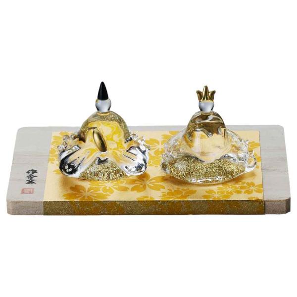 ガラスの雛人形です。シンプルだけれど品があり輝きがあります。子ども用よりも大人向けなひな人形ですね。少しのスペースにちょっと飾りたいという方に特にお勧めです。ご自宅用にはもちろん、贈り物にしても喜ばれると思います。とっても小さくかわいらしい...