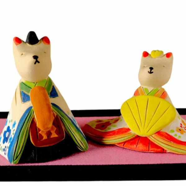 陶器の雛人形です。雛祭りにマンションやアパートなどで大きなひな壇を飾ることができない方、また玄関先にちょっと飾りたいという方などに特にお勧めです。ひな祭りなどの思いではお子さんはずっと残ります。かわいい陶器のひな人形をみせて和心のある素敵な...