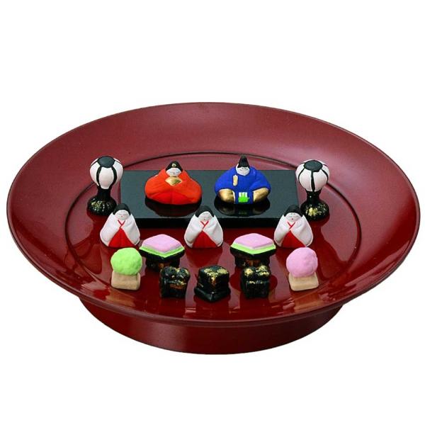 陶器の雛人形です。マンションやアパートなどにお住まいで大きな雛壇はいらないという方、また玄関先にちょっと飾りたいという方に特にお勧めです。ひな祭りの思い出はお子さんの心にずっと残ります。かわいいガラスのひな人形で、和心のある素敵な日にしてあ...