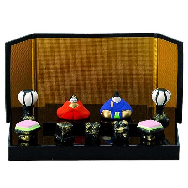 陶器の雛人形です。マンションやアパートなどにお住まいで大きな雛壇はいらないという方、また玄関先にちょっと飾りたいという方に特にお勧めです。ひな祭りの思い出はお子さんの心にずっと残ります。かわいいガラスのひな人形で、和心のある素敵な日にしてあ...