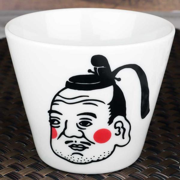 冷たい飲み物を注いで、カップ表面がおよそ17℃以下の温度になると武将のほっぺが酔っぱらった時のようにポッと赤くなる、面白い仕掛けを施したぐい呑みです。一見、武将の似顔絵と家紋が黒1色で描かれているように見えますが、頬の部分に温度で色が変化す...