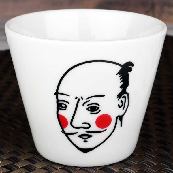 冷たい飲み物を注いで、カップ表面がおよそ17℃以下の温度になると武将のほっぺが酔っぱらった時のようにポッと赤くなる、面白い仕掛けを施したぐい呑みです。一見、武将の似顔絵と家紋が黒1色で描かれているように見えますが、頬の部分に温度で色が変化す...