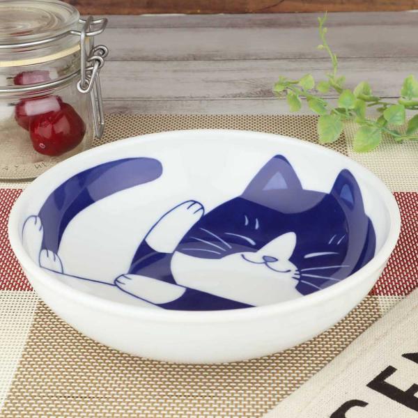 見ているだけで癒される、カワイイねこの器「ねこちぐら」シリーズ。薄くて軽い、使い勝手の良い素材です。配膳も食器洗いも、片付けるのも楽ちん。かわいさと実用性を兼ね備えた商品です。サイズ: 直径 16x高さ 5cm生産:日本 美濃焼磁器こちらの...