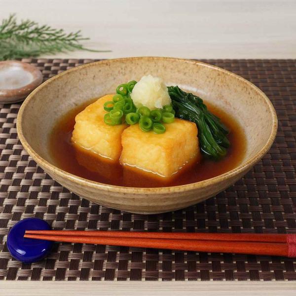 煮物や副菜が美しく盛り付けられる浅鉢です。均一でない釉薬の色合いが素朴なほっこり感を出しています。ほうれん草のおひたしやピーマンのじゃこ炒めなど、緑色の食材がおいしそうに映える色味です。サイズ: 直径 16.9x高さ 4.9cm生産:日本 ...