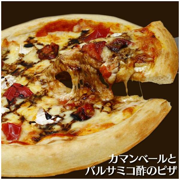 とろーりとろけるカマンベールチーズをたっぷりトッピングしました。甘みのあるフルーツトマトをトッピングしてさらにイタリア産のバルサミコ酢を上からかけています。カマンベールとバルサミコは相性抜群です。ソースはパスタでも大人気の自家製トマトソース...