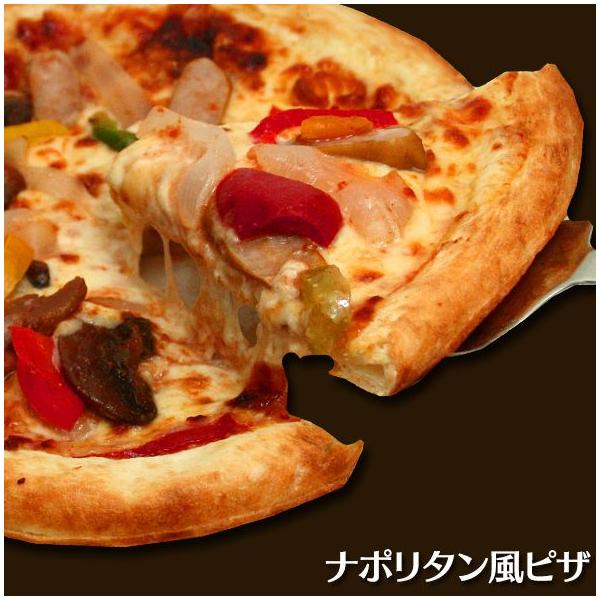 ナポリタンはナポリ発祥ではありませんが、あえてナポリピザに合わせてみました。ケチャップをたっぷり塗った生地に、ナポリタンには定番の具材をたっぷりトッピング。外はパリパリ、中はもっちりの当店の生地とは相性抜群です。