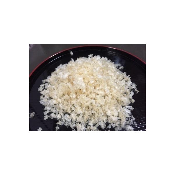 最上級　和菓子用寒天 釜一番　３０ｇ■賞味期限：２４ヶ月■保存方法：直射日光を避けて常温（２０℃以下）で保存してください。■原材料：寒天(国内製造)■商品説明：本品は良質の天草をぜいたくに使った最高級の和菓子用寒天です。日本人が育んできた、...