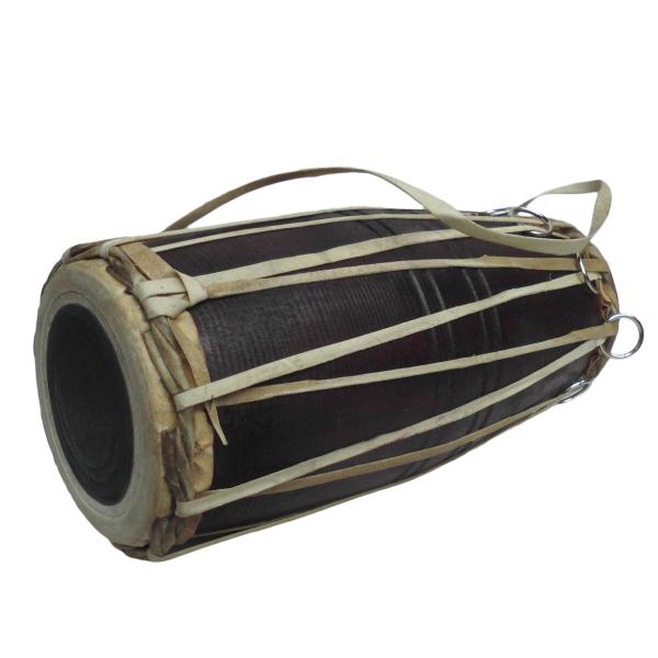 ネパールの打楽器マダルマドゥルとも表記されますほとんどのネパール音楽に使用されているリズム楽器。両面太鼓です。木のボディは山羊の皮で張られています。鼓面の真ん中は黒く加工されています。音の調節はリングを動かして出来ます。乾いた音がします。■...