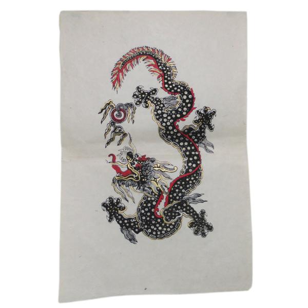 縁起のいい龍 ドラゴンの絵柄黒龍に金色の色付けが豪華です。赤は生命力の象徴であり、縁起の良い色とされています。手漉きロクタ紙に描いた力強い龍です■全体の大きさ縦:約75cm 横:約50cm■ご注意点ネパールで作られた製品です折り目が付いてい...