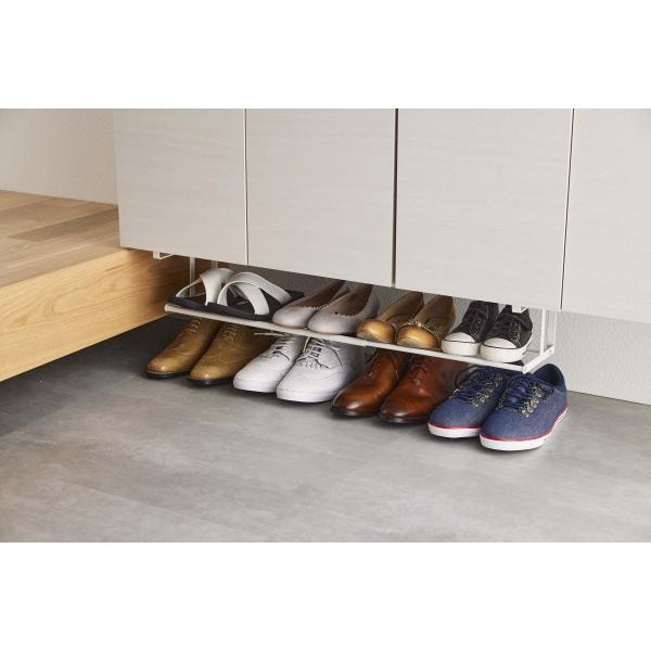 ●玄関の下駄箱の下に差し込むだけ！靴、ほうきなどの長物を浮かせて収納、床の掃除もラクラクです。サッと広げて簡単設置！●伸縮自在で大人用のシューズ　サンダル　ヒール靴など２〜４足収納可能。靴　サンダル収納　下駄箱下のスペースを有効活用！長物収...