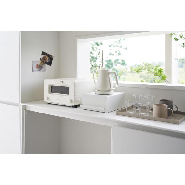 ●電気ケトルやコーヒーメーカーの下を有効活用！引き出し付きなので小物も収納できるキッチン家電下ラック。●引き出しの中にシュガーや紅茶パックなどを一括収納できます。マグネットでお好みの位置に取り付けられる仕切り付き。丈夫なスチール製なので電気...