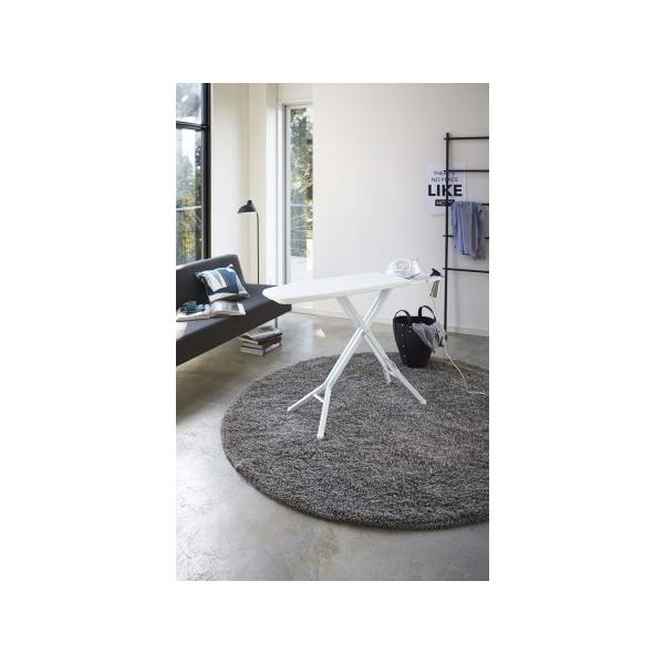 ●シンプルでスタイリッシュなスタンド式アイロン台　タワー。立て掛けて置いておくだけでも絵になるモダンなデザインです。●洋服ハンガーも引っ掛けられるので、洋服のアイロン掛けもスムーズ。アイロンはもちろん、スプレーも引っ掛けておけます。ボタンプ...