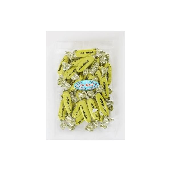 おやつ昆布をとろろ昆布で挟んだ昆布のお菓子。ほどよく甘い、昭和レトロの味です！お茶うけや行楽の友として、好評です。