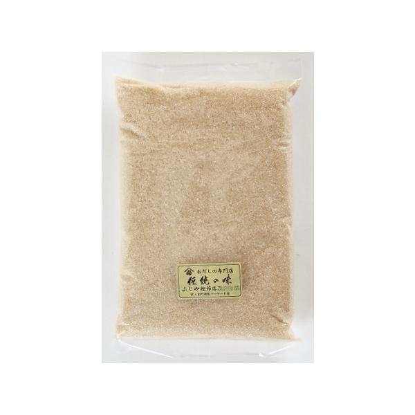 種子島産の砂糖きびから作られた粗糖です。上白糖、グラニュー糖などの精製糖に対し、粗糖は精製・漂白等の化学処理を一切行っていない無添加の砂糖で、茶褐色の結晶です。三温糖や黒糖のようなアクやくせがなく、豊かなミネラルとしっとりとした上品な甘さと...