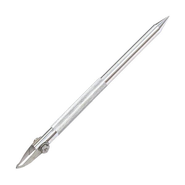 鎬（しのぎ）の削りがスムーズに行える設計で、狙ったラインをきれいに削り出せます。刃の角度はねじ式で簡単に調整可能なので、自分好みの削り心地をキープしやすいのが特徴です。金属製の柄は手にしっくり馴染み、長時間の使用でも疲れにくい設計です。さら...