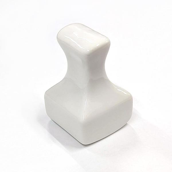 上絵の具をガラスの上に取り、にかわなどののり剤を少しずつ加えながら、角乳棒でよく磨ります。その後に水を指し、書きやすい濃度に調整します。磨る面の大きさ：約3.5×3.5cm　高さ：約5.5cm