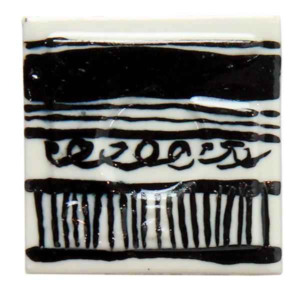 微粉末になっていますので、必要量を水に溶くだけで使用できます。 絵付け後、長石釉や石灰釉を上掛けして焼成すると、渋味のある色合いの絵付け作品に仕上がります。 酸化・還元どちらの焼成にも適しています。焼成温度・・・・1150〜1300℃《下絵...