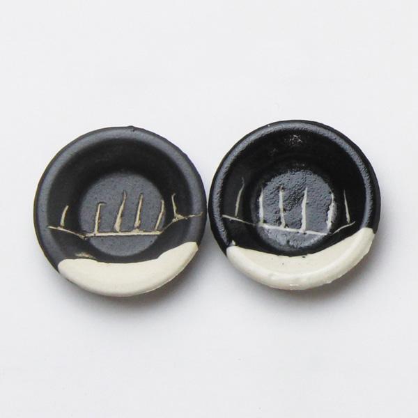 焼成温度：1000〜1300℃成型後、生乾きの時に色化粧土をかけると陶器肌を好みの色に変えることができます。化粧掛けした作品を彫り、地肌との対比を表現したり、化粧土をスポイトに入れて図柄を描いたり、2色以上の化粧土を使って流動模様を作ったり...