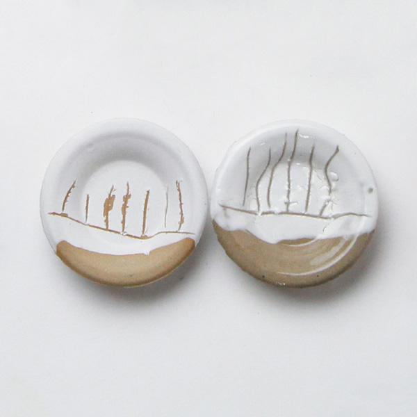 焼成温度：1000〜1300℃成型後、生乾きの時に色化粧土をかけると陶器肌を好みの色に変えることができます。化粧掛けした作品を彫り、地肌との対比を表現したり、化粧土をスポイトに入れて図柄を描いたり、2色以上の化粧土を使って流動模様を作ったり...