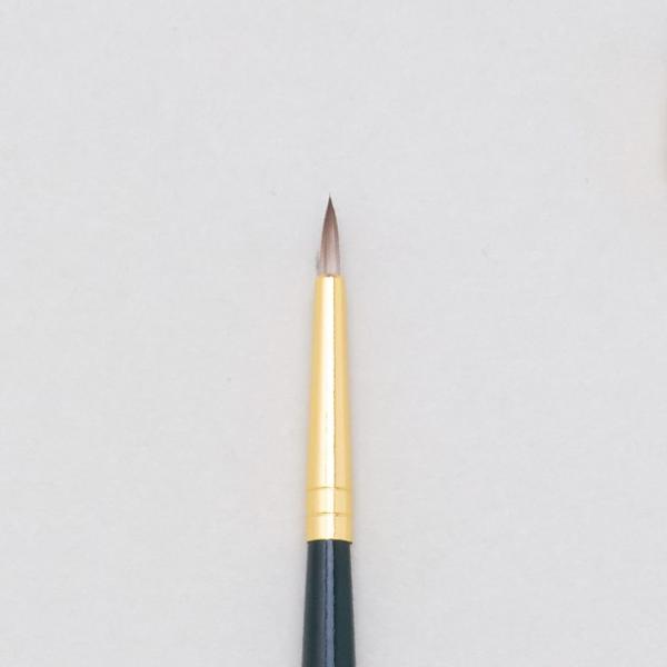 ナイロン ラウンド ロングハンドル（長軸）緑穂先サイズ・・・約 幅2mm×長さ8mmナイロン毛の特徴を生かしたしなやかな弾力性と、さらに穂先のまとまりの良さを加えたオールラウンドタイプの筆です。油彩、アクリルに最適です。軸色はグリーン仕様で...