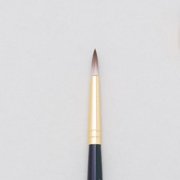 ナイロン ラウンド ロングハンドル（長軸）緑穂先サイズ・・・約 幅3mm×長さ12mmナイロン毛の特徴を生かしたしなやかな弾力性と、さらに穂先のまとまりの良さを加えたオールラウンドタイプの筆です。油彩、アクリルに最適です。軸色はグリーン仕様...