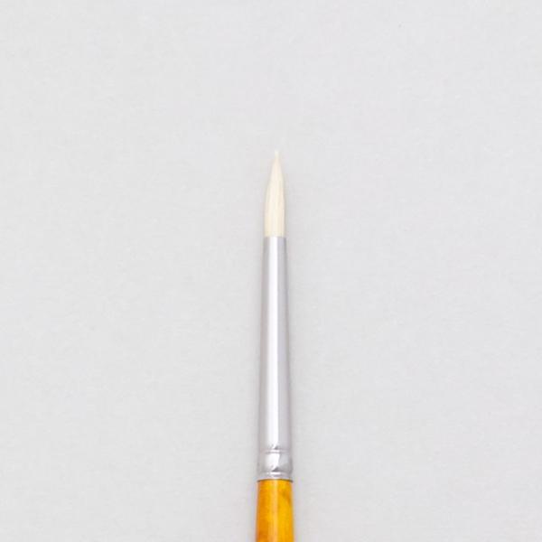 豚毛ラウンドロングハンドル(長軸）オフステインイエロー　ニス穂先サイズ・・・約 幅3mm×長さ12mm油彩に適した豚毛画筆長軸タイプです。軸色は木目調仕様です。先の尖った丸筆は、線描きや細部を描き込む際に便利です。※サイズは実物と多少の誤差...
