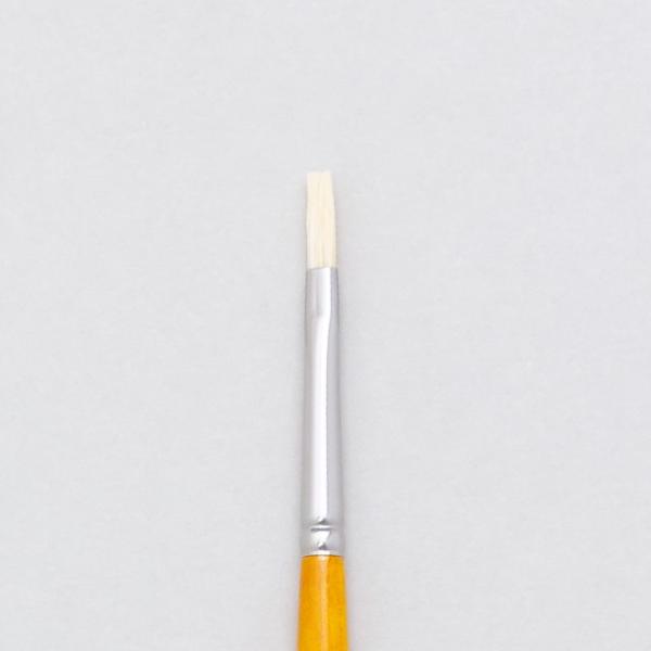 穂先サイズ・・・約 幅2.4mm×長さ9mm※サイズは実物と多少の誤差のあることがございます。※幅は穂の一番太い部分の長さです。＜仕様＞豚毛フラット ロングハンドル(長軸）オフステインイエロー　ニス平型の基本的な形状をしており、力強いタッチ...