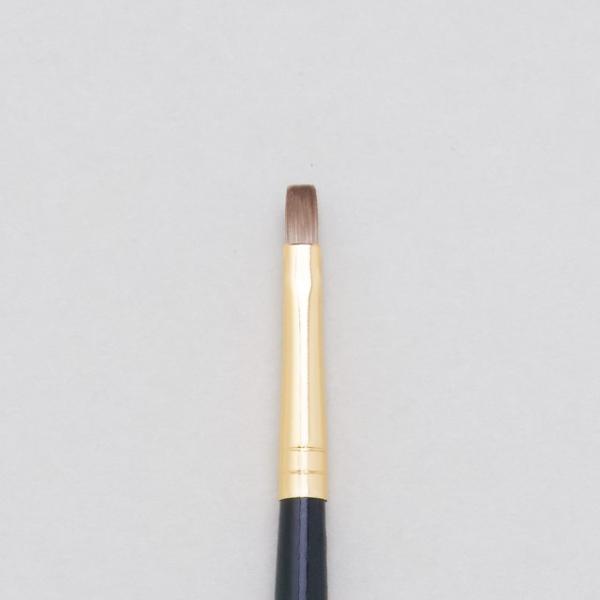 穂先サイズ・・・約 幅4mm×長さ7mm※サイズは実物と多少の誤差のあることがございます。※幅は穂の一番太い部分の長さです。＜仕様＞ナイロン フラット ロングハンドル（長軸） 緑ナイロン毛の特徴を生かしたしなやかな弾力性と、さらに穂先のまと...