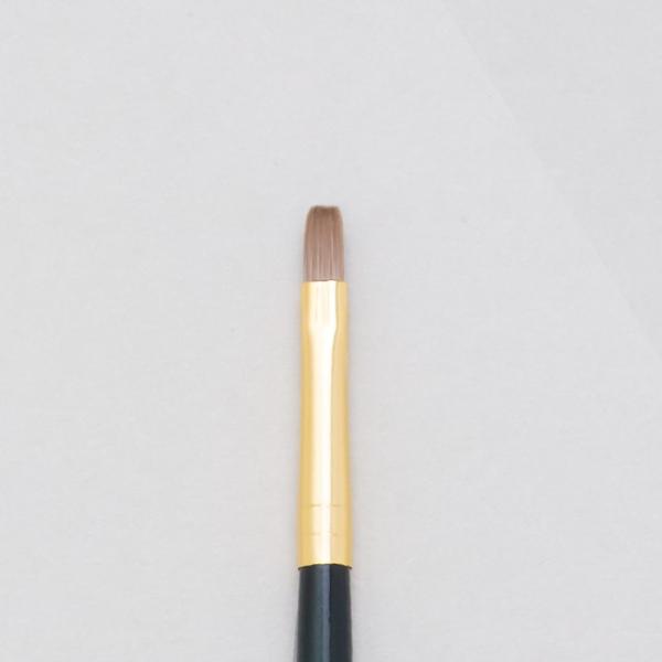 穂先サイズ・・・約 幅4.5mm×長さ9mm※サイズは実物と多少の誤差のあることがございます。※幅は穂の一番太い部分の長さです。＜仕様＞ナイロン フラット ロングハンドル（長軸） 緑ナイロン毛の特徴を生かしたしなやかな弾力性と、さらに穂先の...