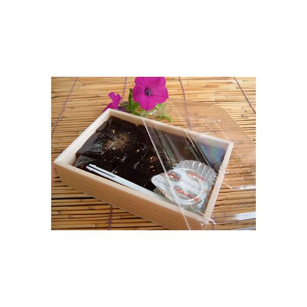 風味豊かな上質の珈琲と和風素材のわらび餅とのコラボレーション♪ 食べやすい一口大に切り分けてあります！ 仕上げの金粉で高級感を出しました。 フレッシュクリームをかけてお召し上がりください。 また、生クリーム等絞っていただきますと、いっそう豪...