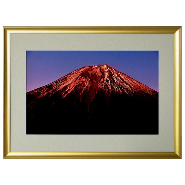 【偕拓堂より直送】赤富士をモチーフとした写真や絵画は、縁起物として重宝されたり、美術品としても人気があります。この時は山頂あたりの所々に雪が積もり、「雪形」と言われる模様が斜面に沿って現れていました。雪形は生きものや人の姿など身近なものに見...