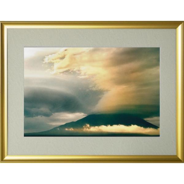 【偕拓堂より直送】富士山の近辺には、さまざまな形の雲が発生します。標高が3776mの富士山上層部は、気流が複雑に入り組んで 広い平野部から集まった空気で独特な雲を作り上げます。撮影したときは例年にない梅雨が長く続いた時期で、富 士山の左側に...