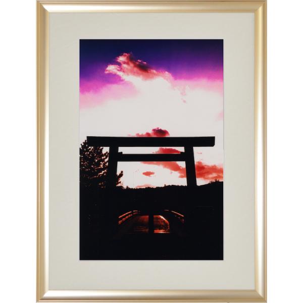 【偕拓堂より直送】この商品は偕拓堂より発送いたします。伊勢神宮（内宮）への入り口、五十鈴川にかかる宇治橋外側にある大鳥居は、日常の世界と真聖な世界を区分けしている結界であり、神域への入り口を示しています。宇治橋外側の正面から見る大鳥居の姿は...