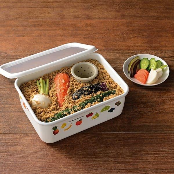 ●送料：660円（通常）冷蔵庫で手間なく漬かる、ぬか漬けセット！●(約)／幅23.5×奥行17.5×高さ8.6cm、690g●満水容量／約2.4L●＜本体＞ほうろう用鋼板(ほうろう加工)、＜蓋＞ポリプロピレン・熱可塑性エラストマー、＜水抜き...